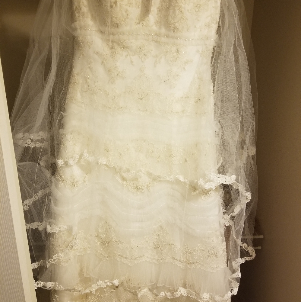 Wedding dress - Picture 4 of 8